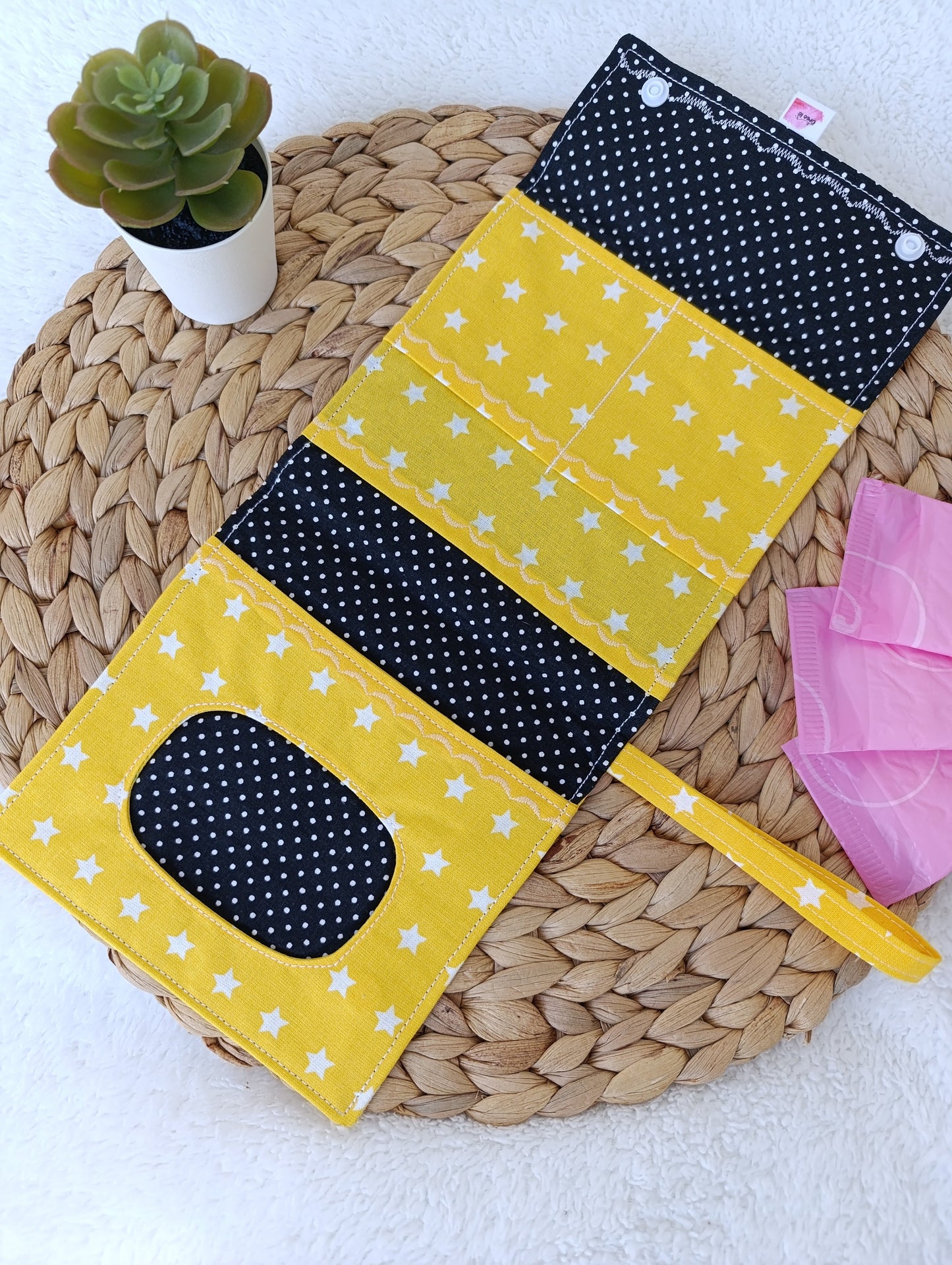 Pochette igiene Porta assorbenti Gialla con stelline /interno nera pois in pronta consegna