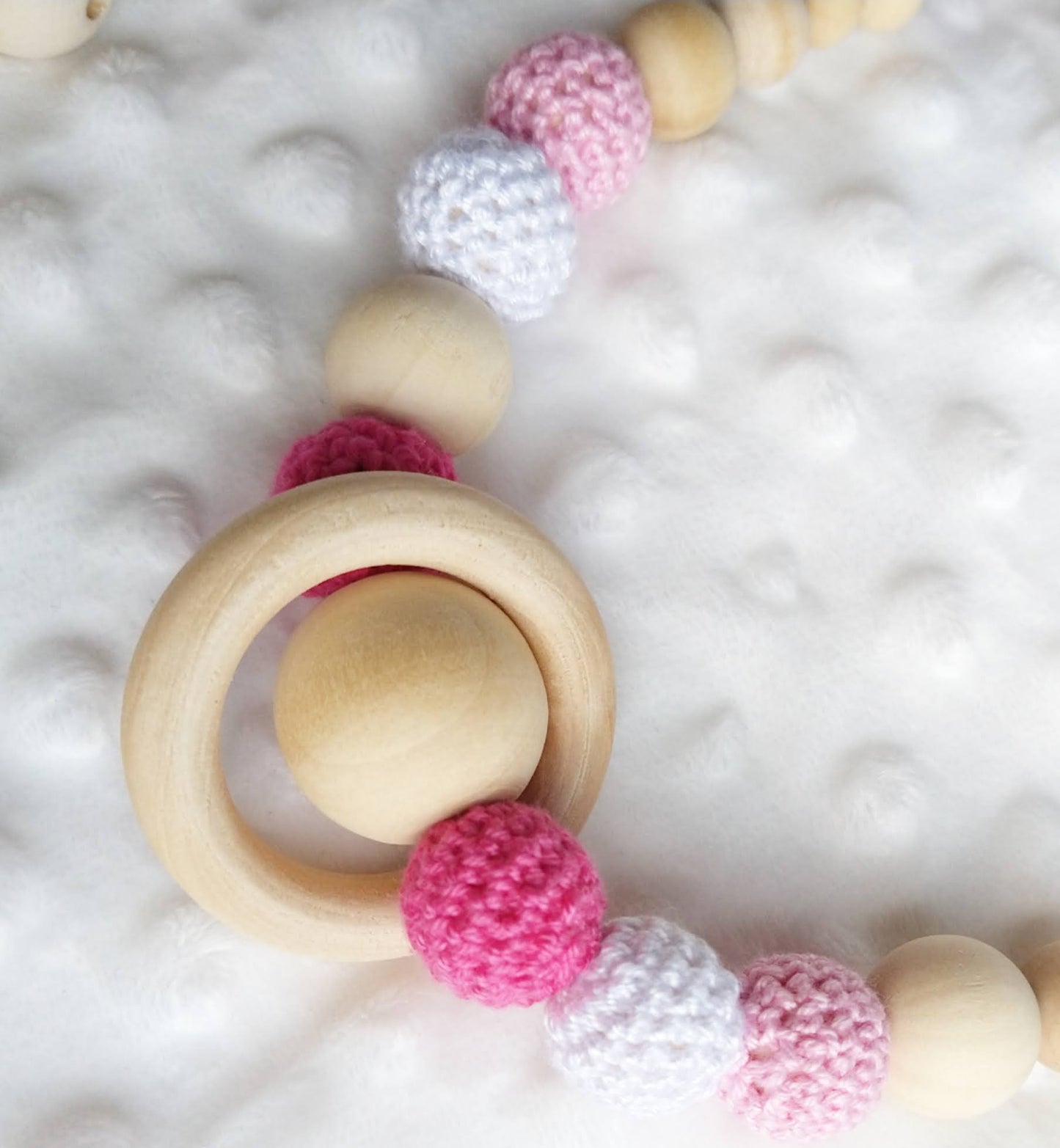 Collana allattamento elementi in legno e cotone in rosa