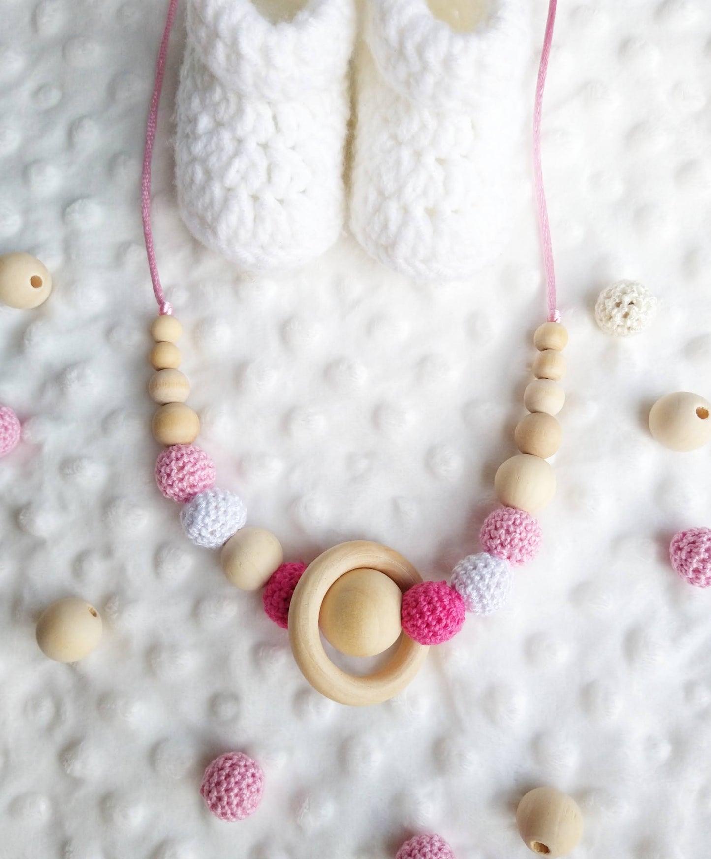 Collana allattamento elementi in legno e cotone in rosa