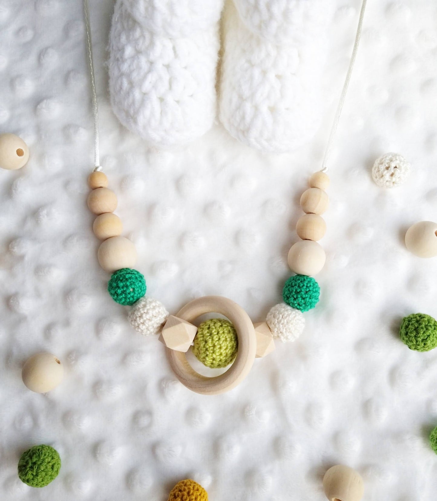 Collana allattamento elementi in legno e cotone in verde/bianco
