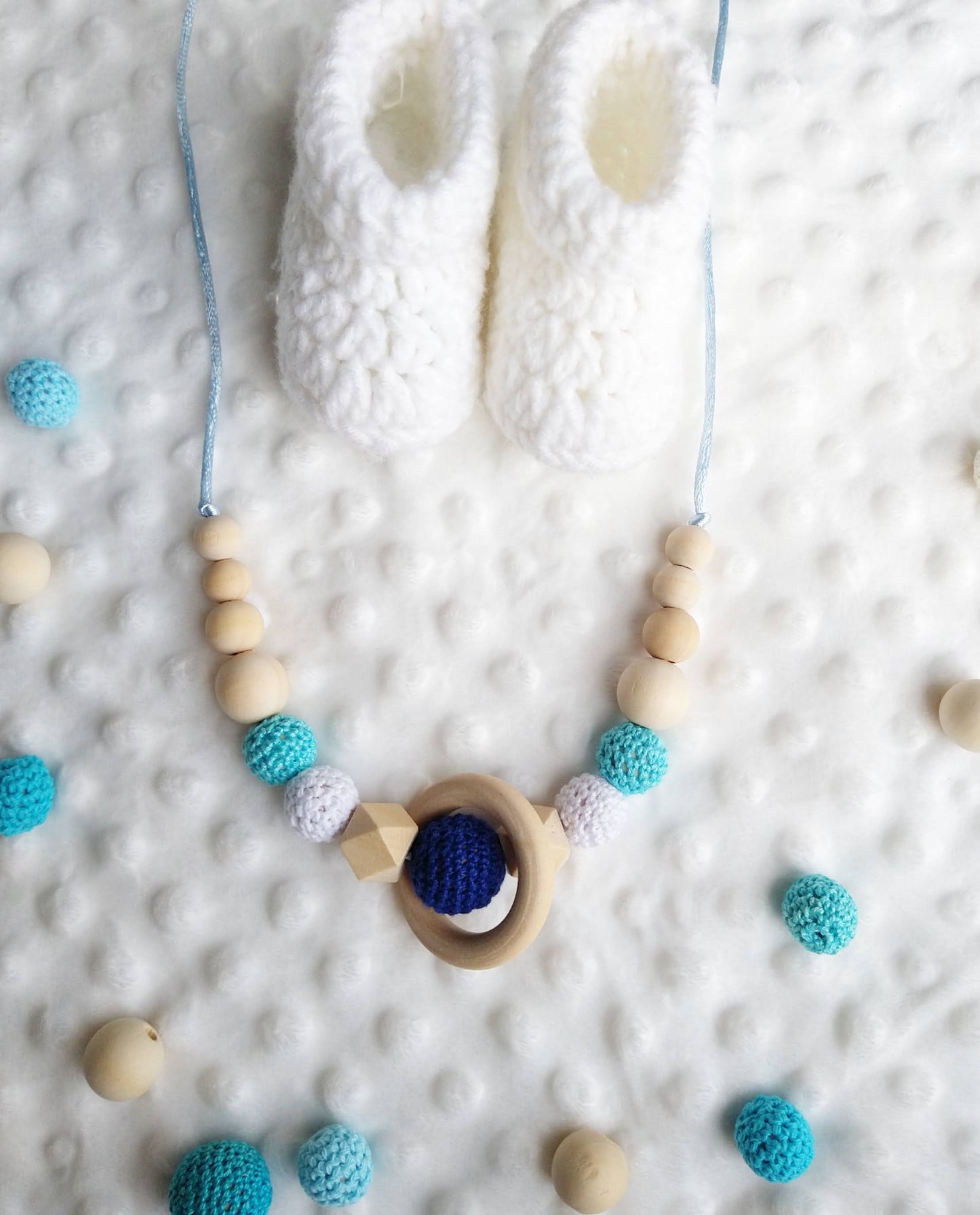 Collana allattamento elementi in legno e cotone in blu/turchese