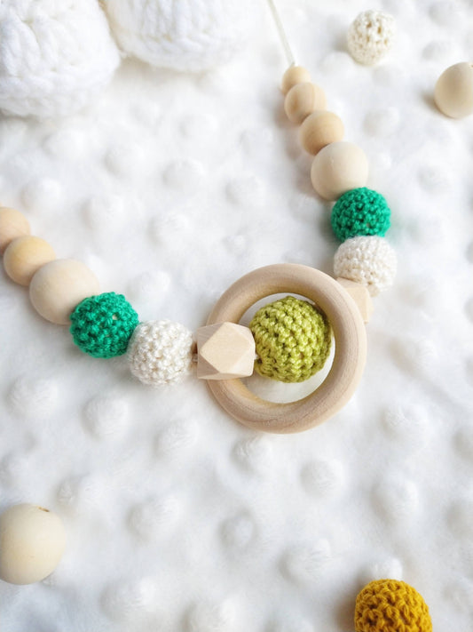 Collana allattamento elementi in legno e cotone in verde/bianco